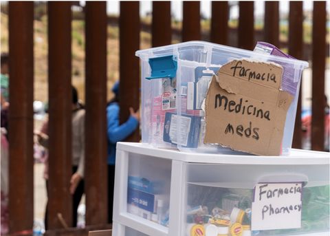 boxes labeled "farmacia, medicina, meds"
