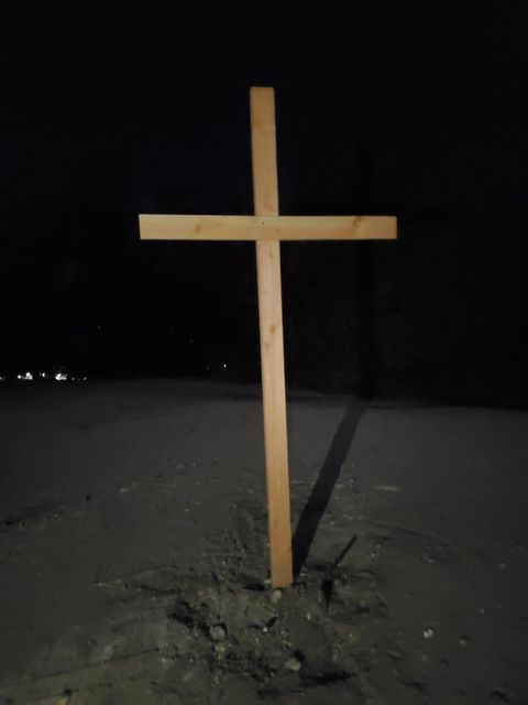 Photo of the cross raised in place of the Atascadero monolith uploaded to Culture War Criminal's twitter